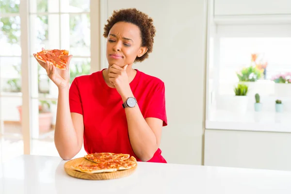 Genç Afrikalı Amerikalı Kadın Lezzetli Peperoni Pizza Yeme Ciddi Yüz — Stok fotoğraf