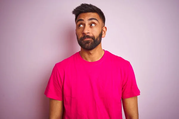 Mladý Indiánský Muž Který Nosil Tričko Nad Izolovaným Růžovým Pozadím — Stock fotografie