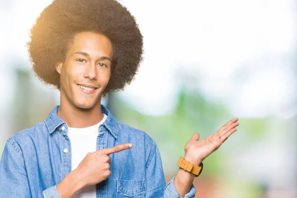 Молодой Африканский Американец Афроволосами Удивился Улыбнулся Камеру Показывая Рукой Указывая — стоковое фото