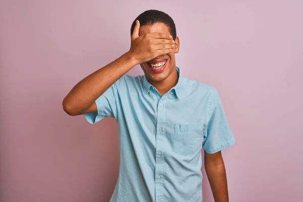 Homem Árabe Bonito Jovem Vestindo Camisa Azul Sobre Fundo Rosa — Fotografia de Stock