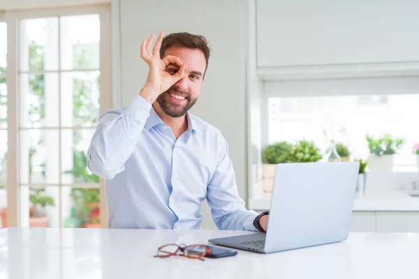 Yakışıklı Adamı Mutlu Yüz Ile Bilgisayar Dizüstü Bilgisayar Kullanarak Çalışan — Stok fotoğraf