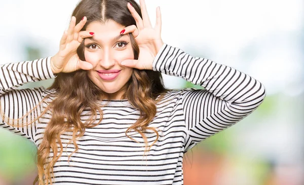 Młoda Kobieta Piękne Swetrze Paski Próbuje Otworzyć Oczy Palcami Senny — Zdjęcie stockowe