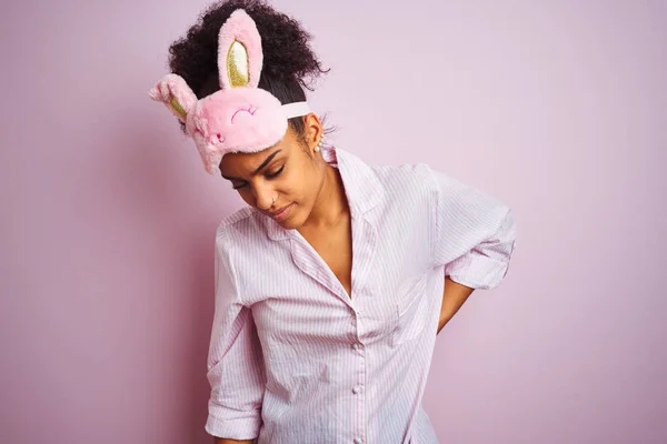 Fiatal Afroamerikai Visel Pizsama Maszk Alatt Elszigetelt Rózsaszín Háttér Szenvedés — Stock Fotó