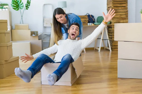 Jong Paar Verhuizen Naar Een Nieuw Huis Met Plezier Rijden — Stockfoto