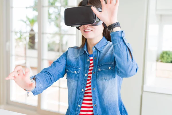 Sanal gerçeklik gözlük gülümseyen ve co giyen genç Asyalı kadın