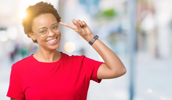 Linda Jovem Afro Americana Vestindo Óculos Sobre Fundo Isolado Sorrindo — Fotografia de Stock