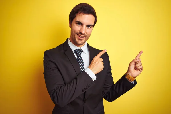 Jovem Empresário Bonito Vestindo Terno Gravata Sobre Fundo Amarelo Isolado — Fotografia de Stock