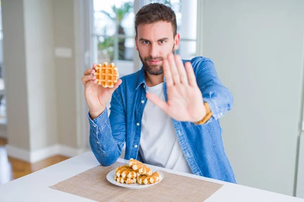 Beau Homme Mangeant Des Crêpes Belges Sucrées Main Ouverte Faisant — Photo