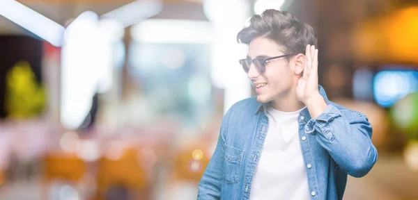 Joven Hombre Guapo Con Gafas Sol Sobre Fondo Aislado Sonriendo — Foto de Stock