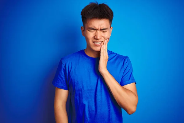 Genç Asyalı Çinli Adam Izole Mavi Arka Plan Üzerinde Duran — Stok fotoğraf