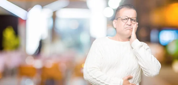 Homem Árabe Meia Idade Usando Óculos Sobre Fundo Isolado Pensando — Fotografia de Stock