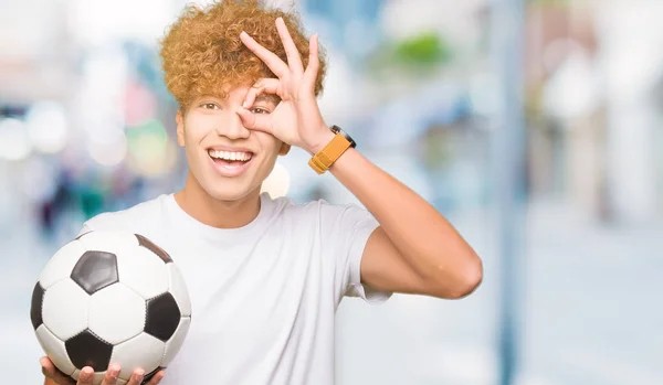 Joven Hombre Guapo Sosteniendo Pelota Fútbol Con Cara Feliz Sonriendo — Foto de Stock
