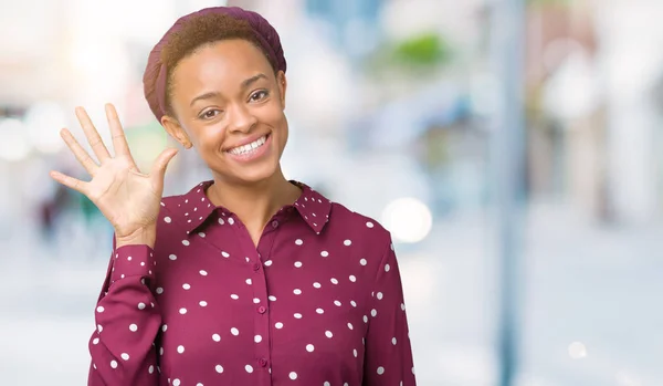 Vackra Unga Afroamerikanska Kvinna Som Bär Huvudduk Över Isolerade Bakgrund — Stockfoto