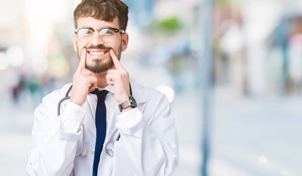 Jonge Dokter Man Dragen Ziekenhuis Vacht Geïsoleerd Background Smiling Met — Stockfoto