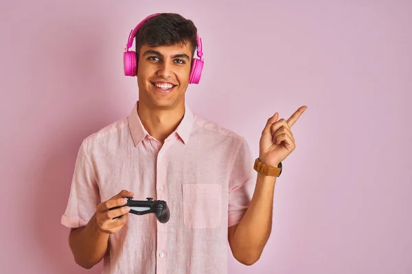 Uomo Giocatore Indiano Che Gioca Videogioco Utilizzando Cuffie Sfondo Rosa — Foto Stock
