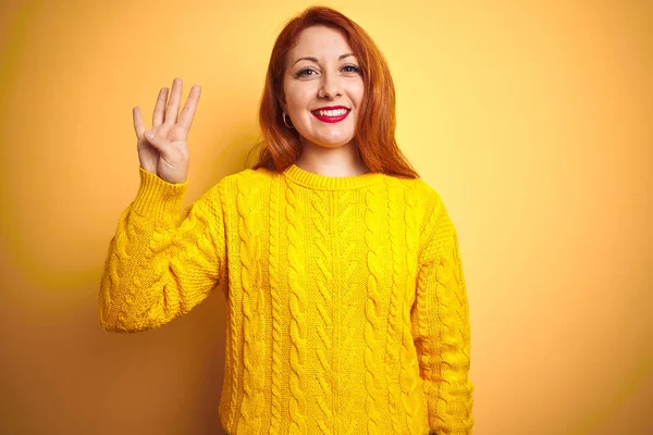 Schöne Rothaarige Frau Winterpullover Steht Über Isoliertem Gelben Hintergrund Und — Stockfoto