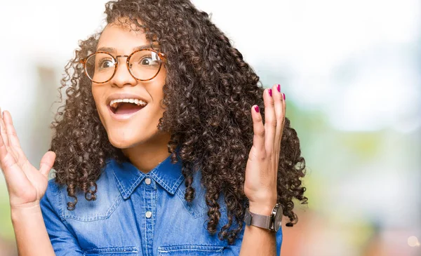 Mooie Jongedame Met Krullend Haar Bril Gekke Gekke Schreeuwen Schreeuwen — Stockfoto