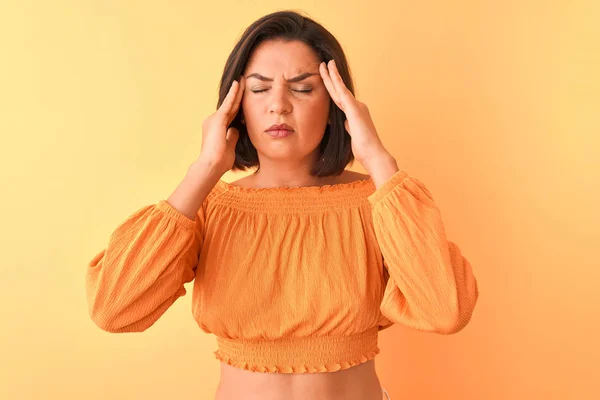 年轻美丽的女人穿着休闲T恤站在孤立的橙色背景上 手在头上疼痛 因为压力 患有偏头痛 — 图库照片