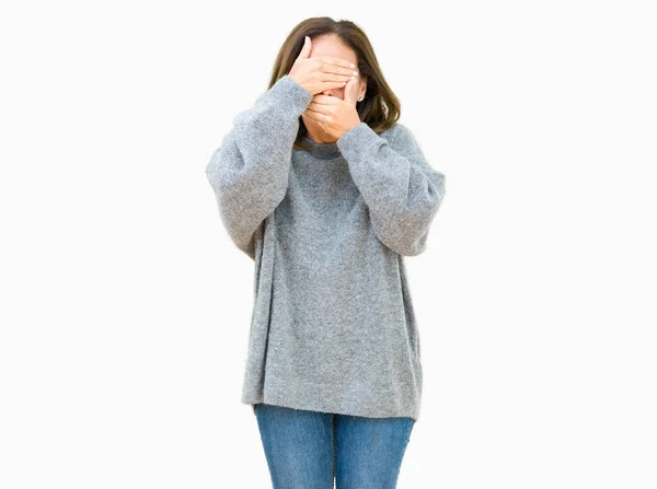 Schöne Frau Mittleren Alters Winterpullover Über Isoliertem Hintergrund Die Augen — Stockfoto