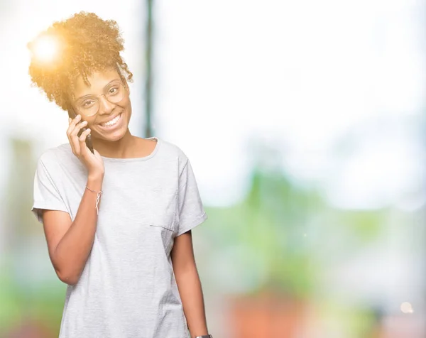 Mujer Afroamericana Joven Hablando Teléfono Inteligente Sobre Fondo Aislado Con — Foto de Stock