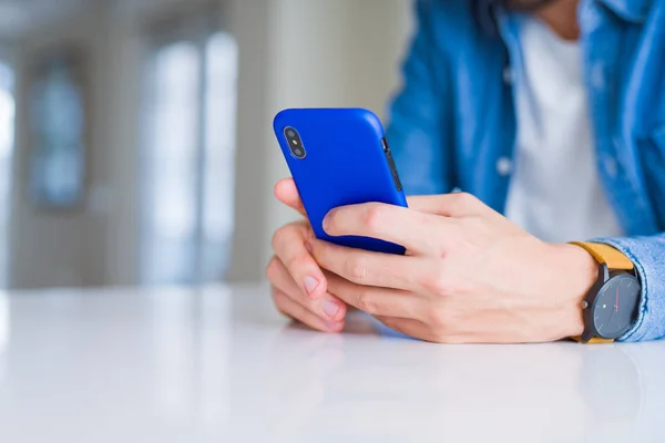 Primer Plano Las Manos Del Hombre Usando Teléfono Inteligente Sonriendo —  Fotos de Stock