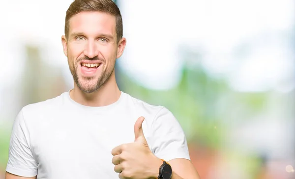 Bonito Homem Vestindo Casual Shirt Branca Fazendo Polegares Felizes Gesto — Fotografia de Stock