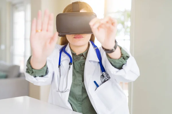 Doctor woman doing surgery simulation using virtual reality glas — Stock Photo, Image