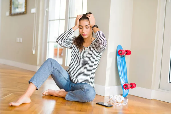Junge Frau Die Mit Skateboard Und Kopfhörern Auf Dem Boden — Stockfoto