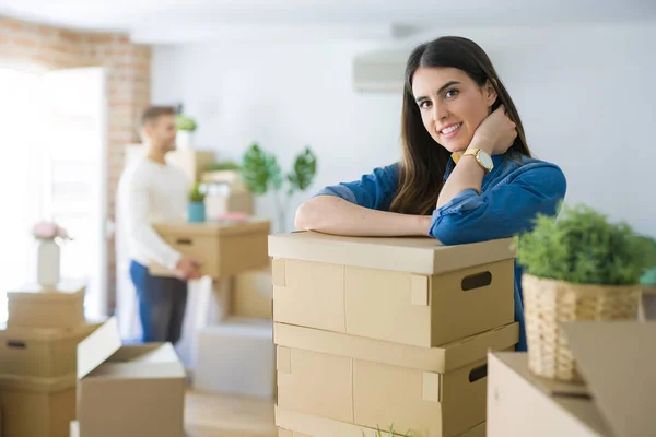 Jong Stel Verhuizen Naar Een Nieuw Huis Mooie Vrouw Lachend — Stockfoto