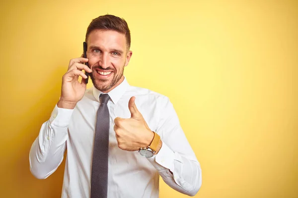 Jonge Knappe Business Man Praten Telefoon Gele Geïsoleerde Achtergrond Gelukkig — Stockfoto