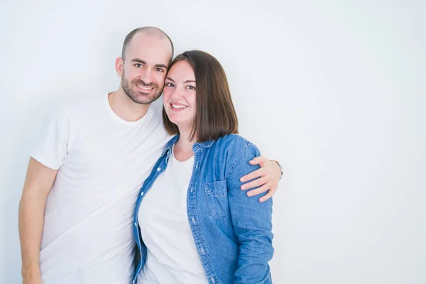 Casal Jovem Juntos Sobre Fundo Isolado Branco Com Sorriso Feliz — Fotografia de Stock