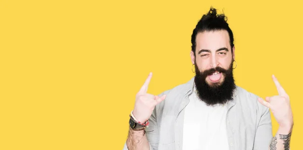 Jovem Com Cabelos Longos Barba Brincos Gritando Com Expressão Louca — Fotografia de Stock