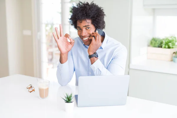 指でOkサインをやって電話で話すアフリカ系アメリカ人のビジネスマン 優れたシンボル — ストック写真