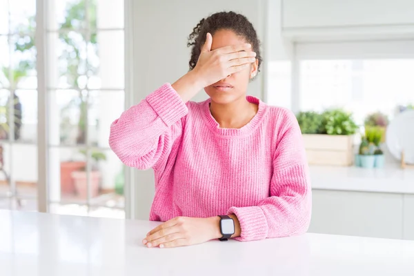 캐주얼 스웨터를 아프려 머리를 아름다운 아프리카 미국인 여성은 진지하고 손으로 — 스톡 사진