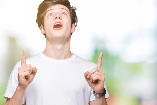 Jovem Bonito Homem Vestindo Casual Branco Shirt Sobre Isolado Fundo — Fotografia de Stock