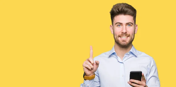 年轻英俊的男人业务使用智能手机惊讶的想法或问题用幸福的脸指指点点 — 图库照片
