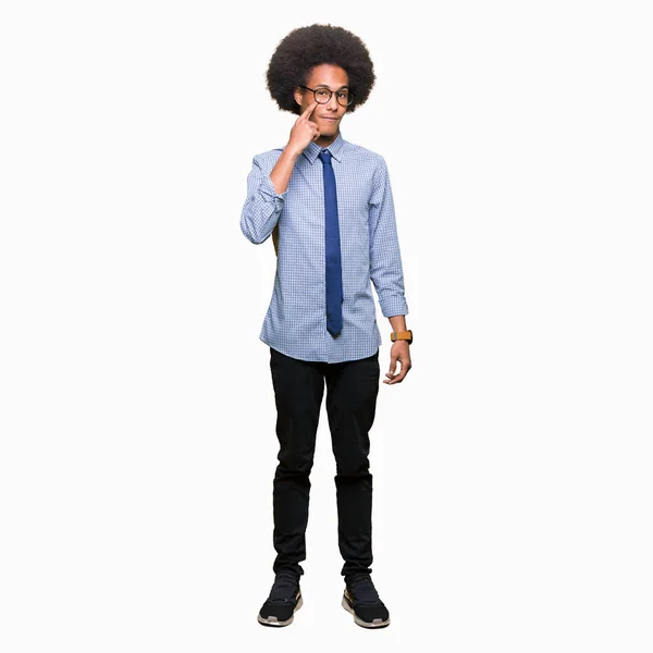 Joven Hombre Negocios Afroamericano Con Cabello Afro Usando Gafas Apuntando —  Fotos de Stock