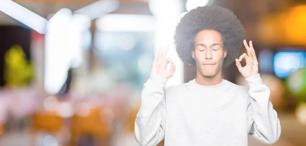 Jovem Afro Americano Com Cabelo Afro Vestindo Camisola Esportiva Relaxar — Fotografia de Stock