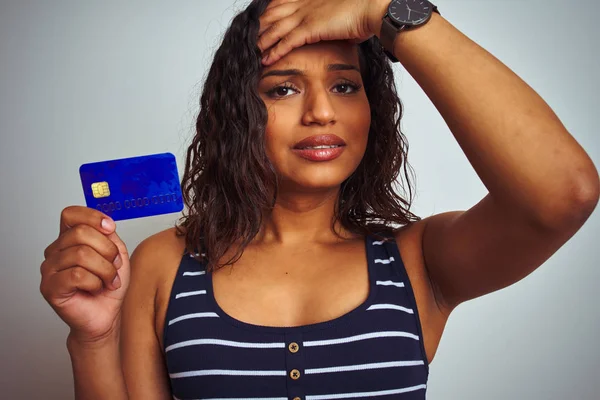 Transseksueel Transgender Klant Vrouw Holding Creditcard Geïsoleerde Witte Achtergrond Gestrest — Stockfoto