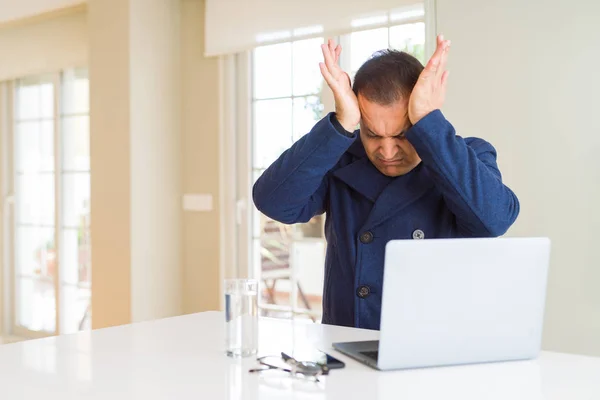 Hombre Negocios Mediana Edad Que Trabaja Con Ordenador Portátil Que — Foto de Stock