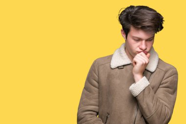 Yakışıklı delikanlı seyir yorgun ve bıkkın ile depresyon sorun Çapraz kollar ile izole arka plan düşünme üzerinde kış palto giyiyor.