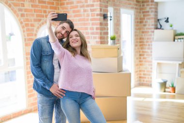 Genç güzel çift akıllı telefon sm kullanarak selfie fotoğraf çekmek