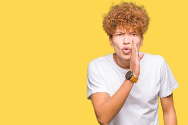 Afro saçlı genç yakışıklı adam ağız da rahat beyaz t-shirt el giyen gizli söylenti söylüyorum, kötü niyetli konuşma konuşma fısıldıyor