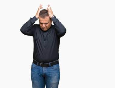 Yakışıklı orta yaş Arap iş adamı çünkü umutsuz ve stresli baş ağrısı acı izole arka plan üzerinde ağrı ve migren. Ellerini kafasına.