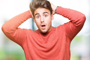 Yakışıklı delikanlı üzerinde arka plan deli izole ve baş, korkuyor ve açık ağzı ile şok sürpriz elleriyle korkuttu