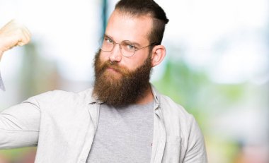 Genç sarışın giyen gözlük güçlü kişi gösteren kol kas, kendinden emin ve güç gurur adam