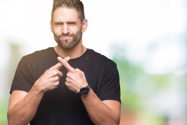 Eksi işareti yapıyor izole arka plan ret ifade geçiş parmakları genç yakışıklı adam