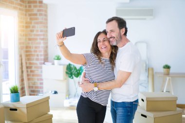 Orta yaş üst düzey romantik çift telefon ile selfie fotoğraf çekmek