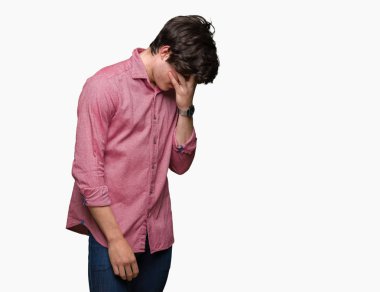 Yüzünü elleriyle ağlayarak süre kapsayan üzgün ifade ile izole arka plan üzerinde genç yakışıklı iş adamı. Depresyon kavramı.