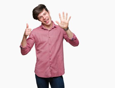 Genç yakışıklı iş adamı gösterilen ve parmakları ile işaret izole arka plan üzerinde kendinden emin ve mutlu gülümseyerek süre 6 numara.